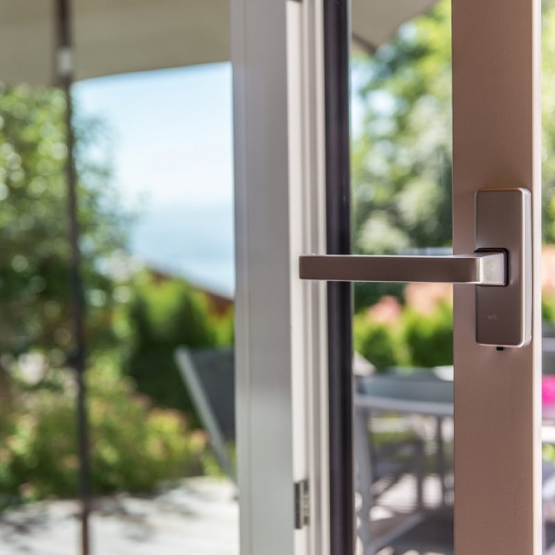 Équipe technicien installation porte patio condo neuf