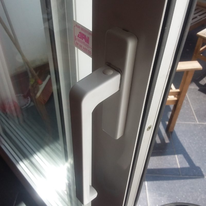 Poignée moderne de porte patio installée