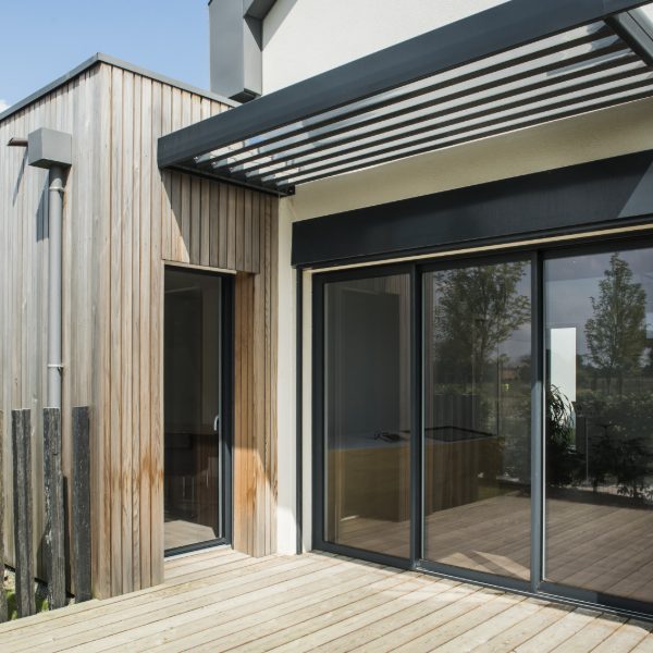 Porte patio 3 vantaux grande ouverture salon moderne
