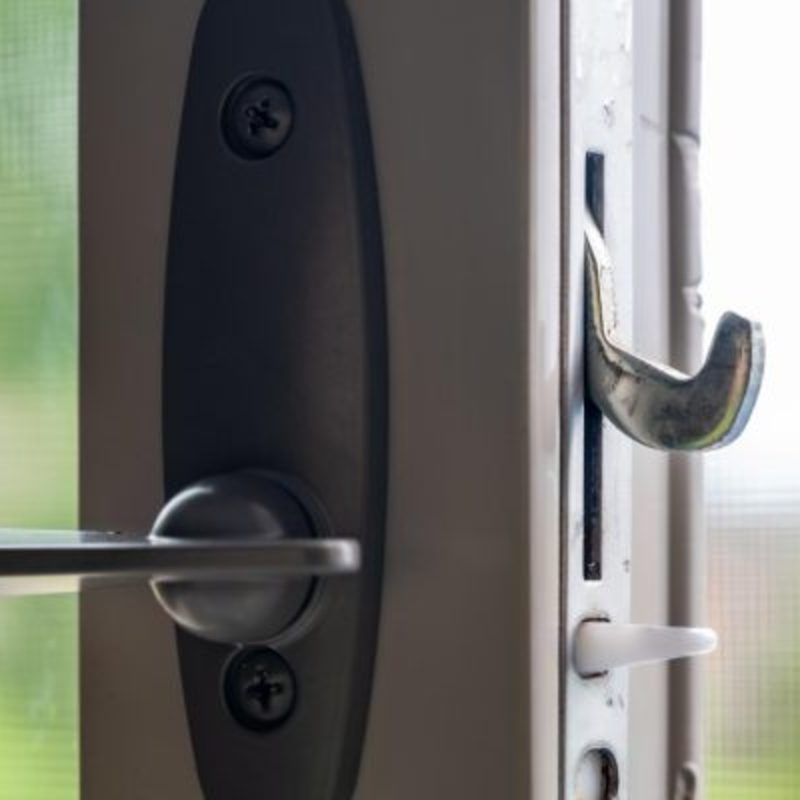Porte patio PVC blanche maison québécoise contemporaine